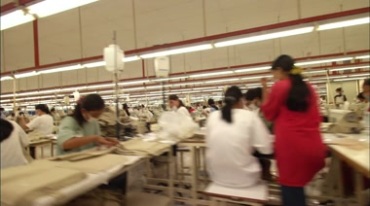 服装厂制衣车间工人工作镜头视频素材