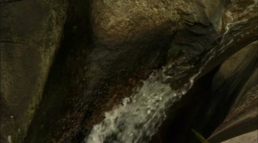 清澈的山泉水高山流水山上往下的水流视频素材