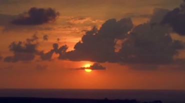 红日夕阳日落火红色太阳海平面快速流动的云实拍视频素材