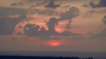 红日夕阳日落火红色太阳海平面快速流动的云实拍视频素材
