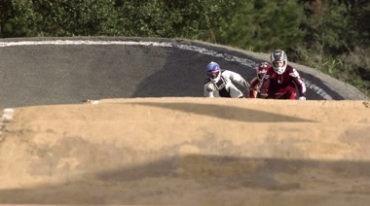 运动员骑山地车过弯道飞跃障碍竞技体育实拍视频素材