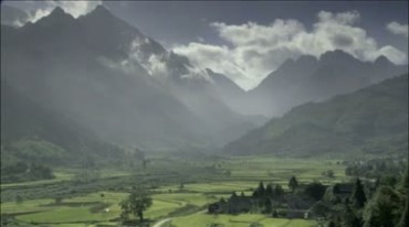 高山围绕下的绿地平地美丽高原风景视频素材
