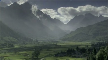 高山围绕下的绿地平地美丽高原风景视频素材