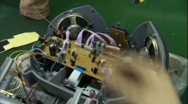 电子生产车间组装CD机流水线实拍视频素材