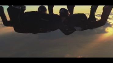 飞机高空跳伞表演视频素材