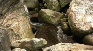 清澈的山泉水高山落下飞溅石头流水实拍视频素材