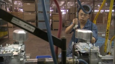 发动机装配流水线车间工人工作实拍视频素材