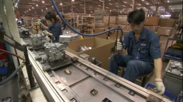 发动机装配流水线车间工人工作实拍视频素材