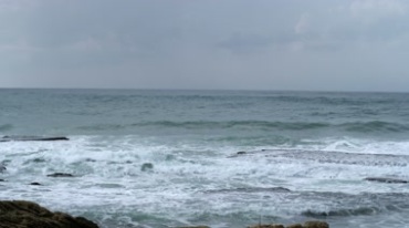 海岸礁石海浪波浪浪花实拍视频素材