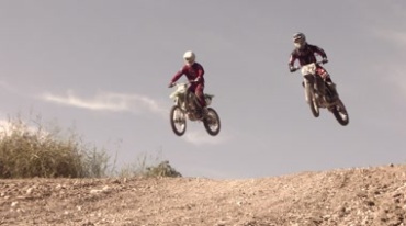 山地越野摩托车空中飞跃实拍视频素材