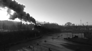 蒸汽火车冒着浓浓的水蒸汽行驶视频素材