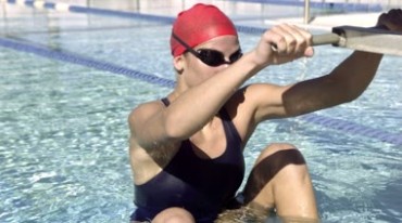 专业运动员在泳池中后仰入水游泳比赛实拍视频素材