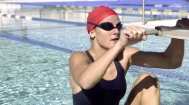 专业运动员在泳池中后仰入水游泳比赛实拍视频素材