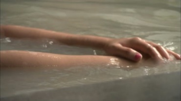 SPA美女泡温泉单独水池休闲生活实拍视频素材
