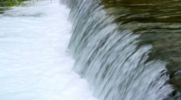 小瀑布流水高低落差水流实拍视频素材