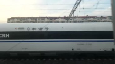 和谐号动车组白色火车进站行驶实拍视频素材