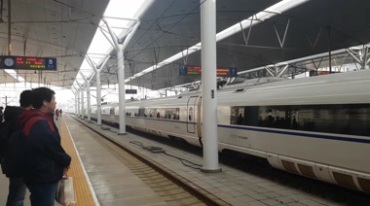 和谐号动车组白色火车进站行驶实拍视频素材