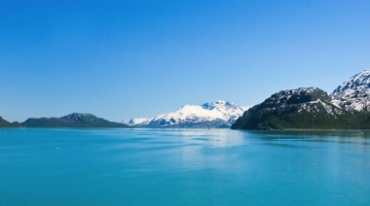 雪山包围的碧绿湖水4K实拍美丽风光视频素材