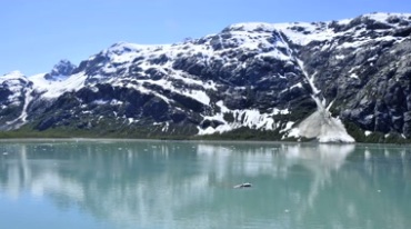 冰湖冰川湖水积雪覆盖岸边岩石美景4K实拍视频素材