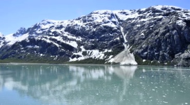 冰湖冰川湖水积雪覆盖岸边岩石美景4K实拍视频素材