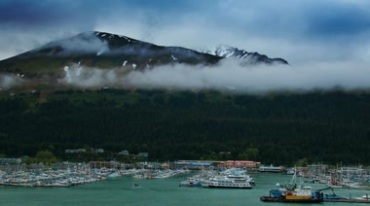 山脉高山下的码头游船游艇山腰云雾延时摄影视频素材