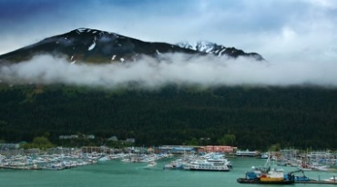 山脉高山下的码头游船游艇山腰云雾延时摄影视频素材