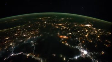 空间站卫星俯瞰拍摄地球转动灯光亮光极光实拍视频素材