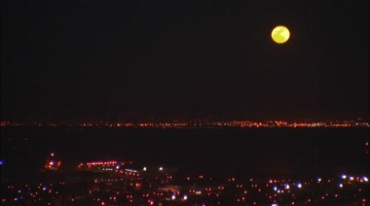 城市全景(从夜晚灯光到白天)月亮升起视频素材