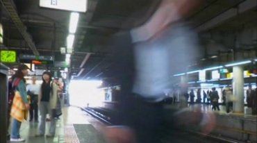地铁靠站乘客上下车繁忙快节奏快速摄影视频素材
