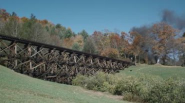 蒸汽火车冒烟驶过铁路桥观光旅游视频素材