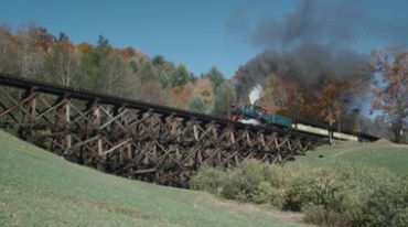 蒸汽火车冒烟驶过铁路桥观光旅游视频素材