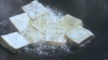 豆腐煎炸焦黄美味菜肴制作实拍镜头视频素材