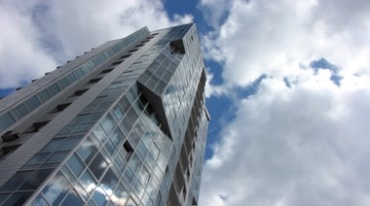 蓝天白云下的摩天大楼仰拍视频素材
