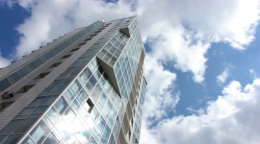 蓝天白云下的摩天大楼仰拍视频素材