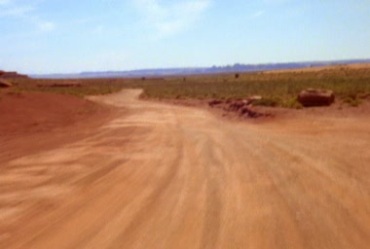 第一视角行驶路面黄土通道快速推进实拍视频素材