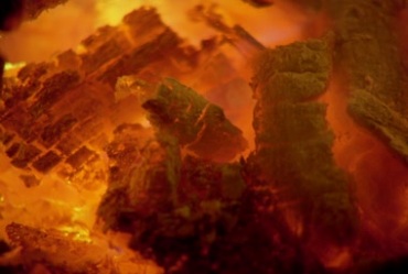 灶炉里木头煤炭烧的火红通红特写镜头视频素材