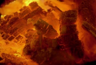 灶炉里木头煤炭烧的火红通红特写镜头视频素材