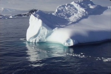 极地水中漂浮的冰山积雪浮山浮冰实拍视频素材