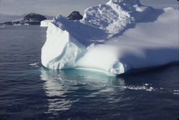 极地水中漂浮的冰山积雪浮山浮冰实拍视频素材