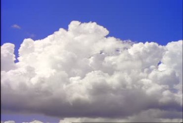 蓝天下的云团白色云层移动快速延时摄影视频素材