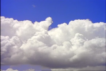 蓝天下的云团白色云层移动快速延时摄影视频素材