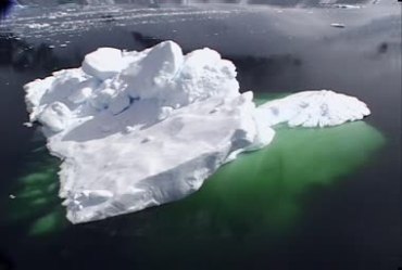 水中冰山白雪覆盖极地风光视频素材