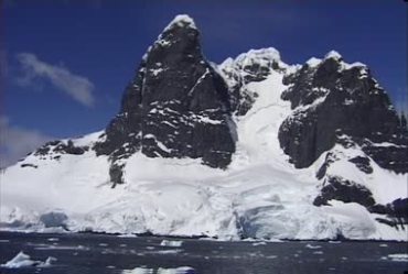 极地山川冰雪覆盖海中浮冰实拍视频素材
