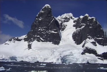 极地山川冰雪覆盖海中浮冰实拍视频素材