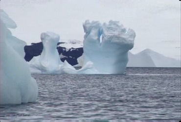 极地冰川积雪覆盖漂浮的冰山视频素材