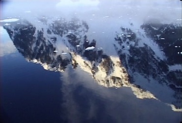 极地冰雪覆盖的山峰水中倒影视频素材