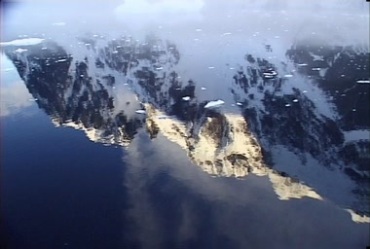 极地冰雪覆盖的山峰水中倒影视频素材