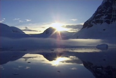 极地冰雪覆盖的陆地日出风景视频素材