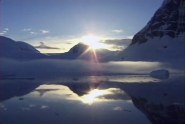 极地冰雪覆盖的陆地日出风景视频素材