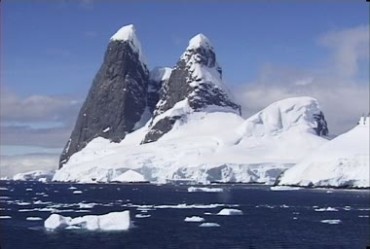 极地冰雪覆盖的山川海水浮冰实拍视频素材